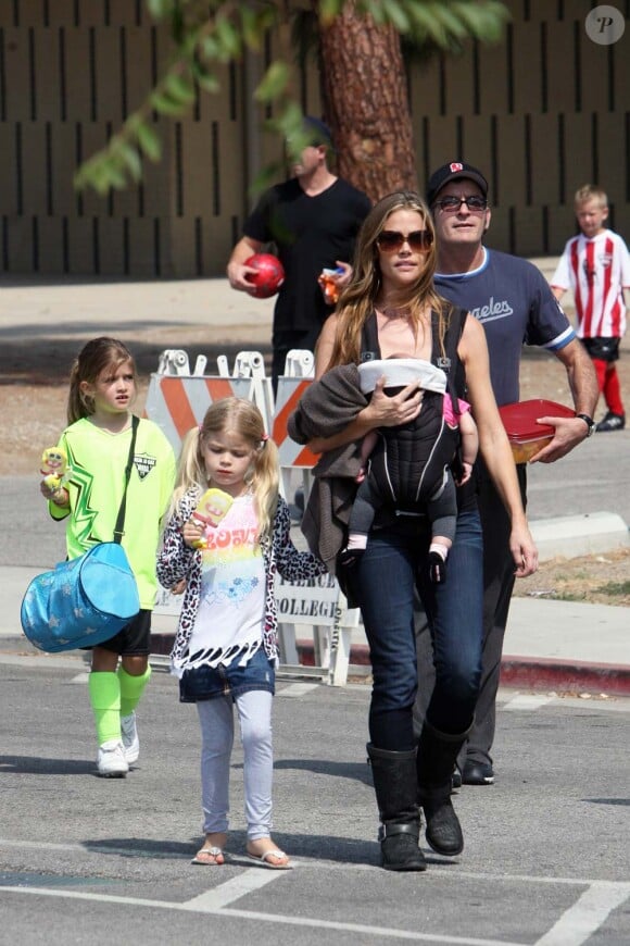 Charlie Sheen, Denise Richards et leurs filles Sam et Lola à Los Angeles, le 26 septembre 2011. Dans les bras de l'actrice, son bébé Eloise, adoptée seule cet été. 