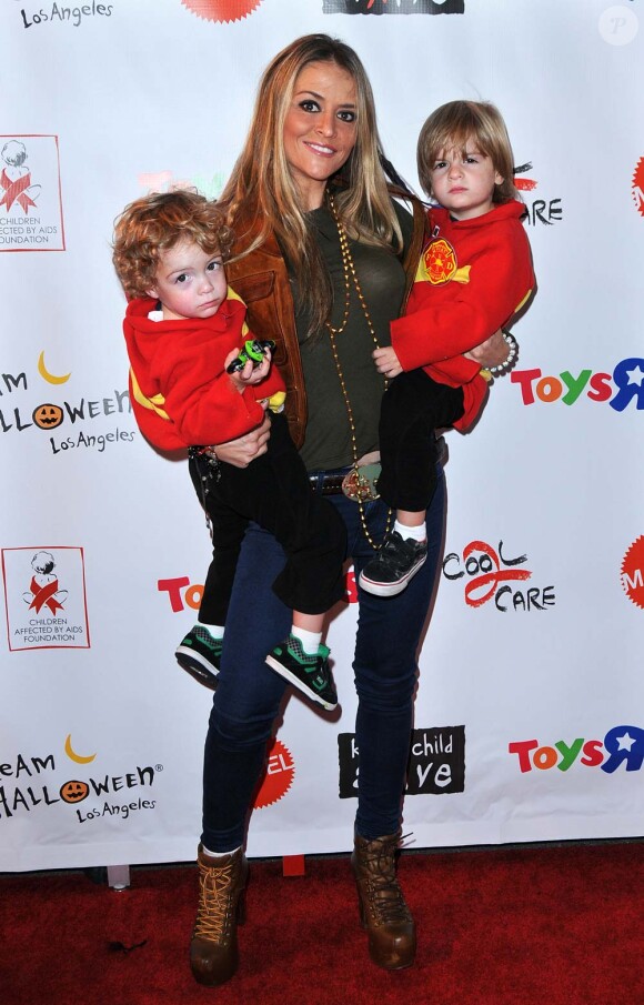 Brooke Mueller et ses jumeaux bob et Max, à Los Angeles, le 29 octobre 2011.