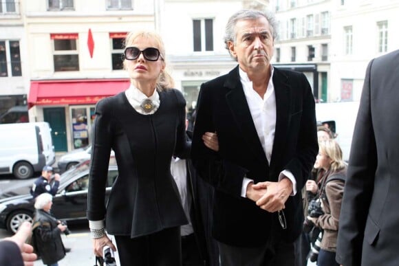 Arielle Dombasle et Bernard-Henri Lévy à Paris, le 10 novembre 2011.