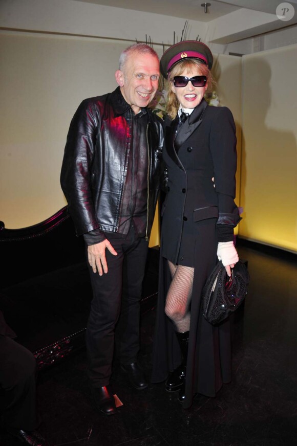 Arielle Dombasle et Jean-Paul Gaultier à Paris, le 20 octobre 2011.