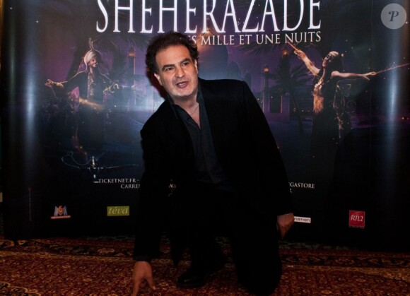 Raphaël Mezrahi lors de la première de la comédie musicale Shéhérazade aux Folies Bergères à Paris le 6 décembre 2011