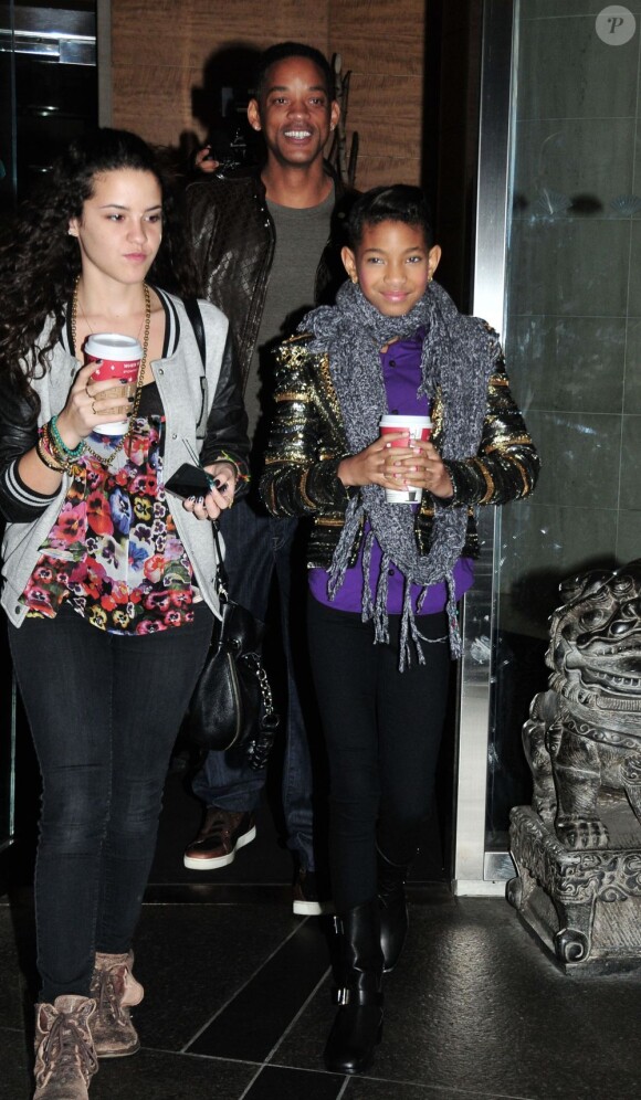 Will Smith et sa fille Willow sortent de leur hôtel à New York, le 6 décembre 2011.
