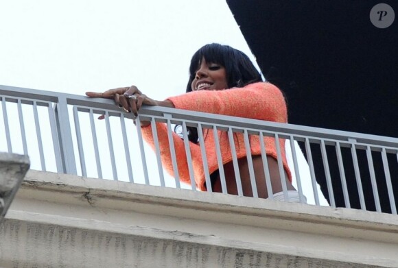 Sensuelle, Kelly Rowland sur le tournage de son clip de Keep It Between Us, sur le toit de l'hôtel de Sers à Paris, le 23 novembre 2011