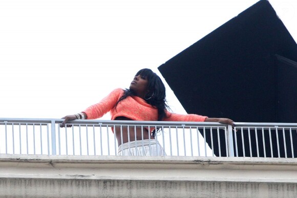 Kelly Rowland sur le tournage de son clip de Keep It Between Us, sur le toit de l'hôtel de Sers à Paris, le 23 novembre 2011