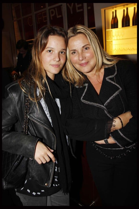 Sophie Favier et sa fille Carla au concert de Sylvie Vartan pour ses 50 ans de carrière, à la salle Pleyel, à Paris, le 23 novembre 2011.
