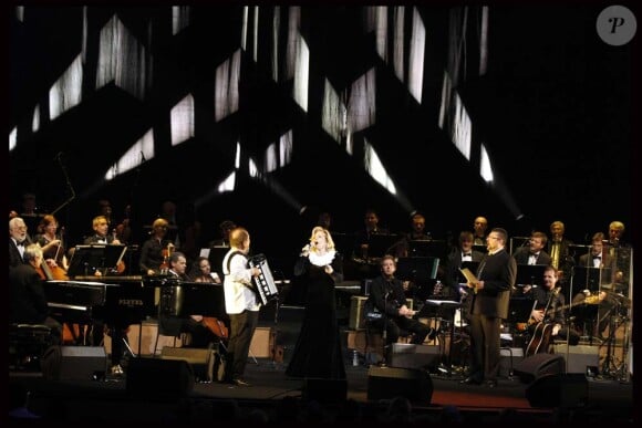Sylvie Vartan en concert pour ses 50 ans de carrière, à la salle Pleyel, à Paris, le 23 novembre 2011.