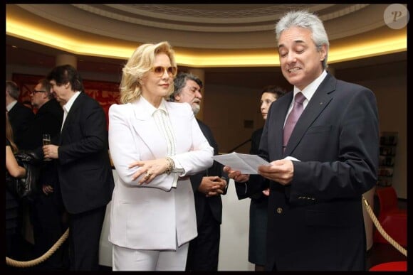 Sylvie Vartan est honorée par Marin Raykov, ambassadeur de Bulgarie en France, pour ses 50 ans de carrière, à la salle Pleyel, à Paris, le 23 novembre 2011.