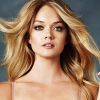 La belle Lindsay Ellingson pose pour la promotion des sous-vêtements Victoria's Secret