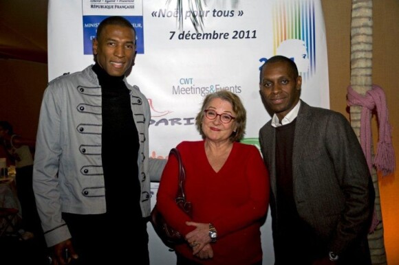Thierry Cham, Josiane Balasko et Claudy Siar lors du Noël pour Tous à la Palmeraie de Paris où 400 enfants ont reçu leurs cadeaux des mains du Père Noël le 7 décembre 2011