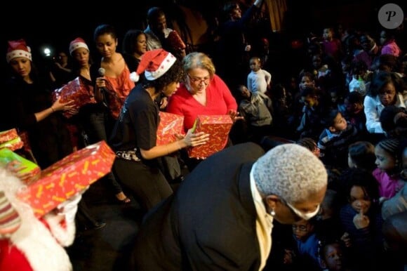 Josiane Balasko lors du Noël pour Tous à la Palmeraie de Paris où 400 enfants ont reçu leurs cadeaux des mains du Père Noël le 7 décembre 2011