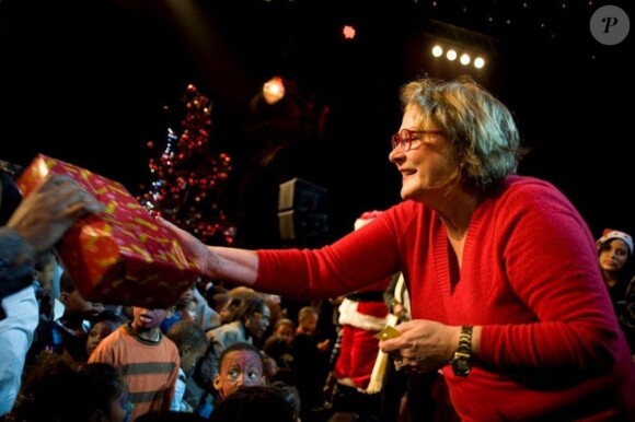 Josiane Balasko lors du Noël pour Tous à la Palmeraie de Paris où 400 enfants ont reçu leurs cadeaux des mains du Père Noël le 7 décembre 2011
