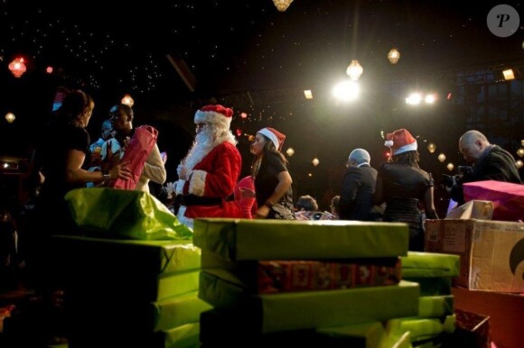 Noël pour Tous à la Palmeraie de Paris où 400 enfants ont reçu leurs cadeaux des mains du Père Noël le 7 décembre 2011