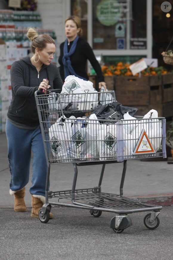 Hilary Duff, enceinte, pousse son chariot toute seule à Beverly Hills le 11 décembre 2011