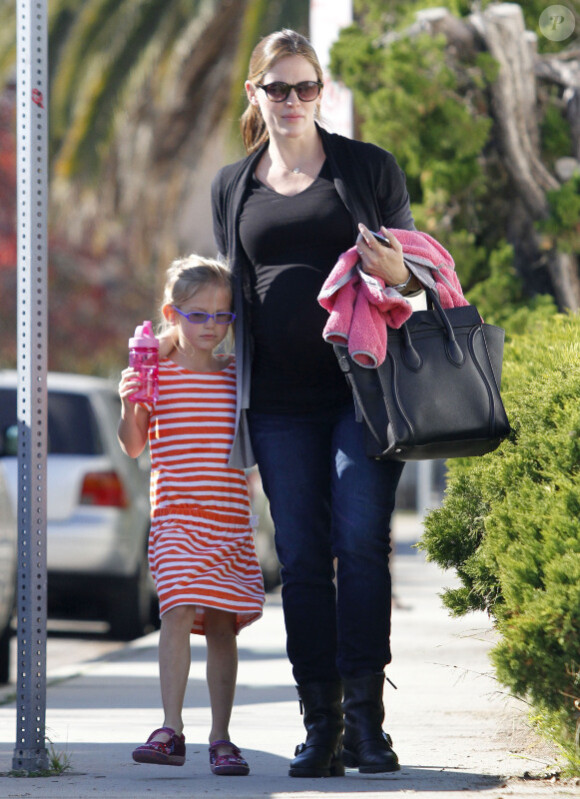 Jennifer Garner et sa fille Violet, à Santa Monica, le 10 décembre 2011