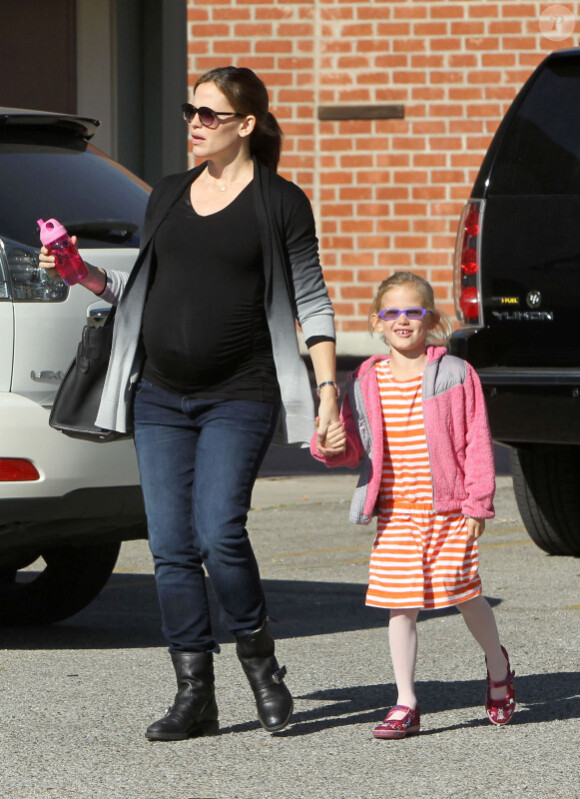 Jennifer Garner et sa fille Violet, à Santa Monica, le 10 décembre 2011