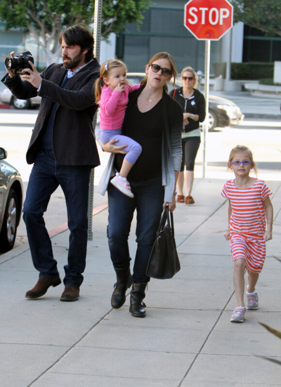 Toute la famille : Jennifer Garner, Ben Affleck et leurs deux adorables filles Violet et Seraphina, le 10 décembre 2011 à Los Angeles