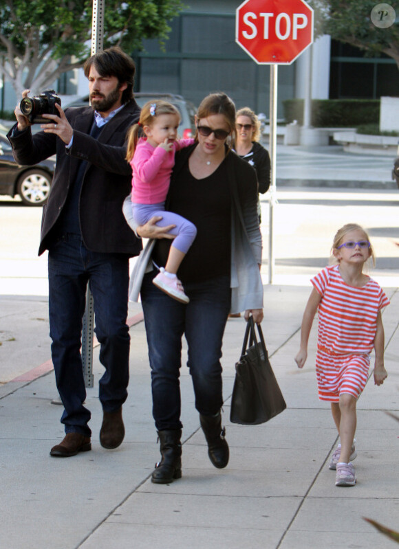 Jennifer Garner, Ben Affleck et leurs deux adorables filles Violet et Seraphina, le 10 décembre 2011 à Los Angeles