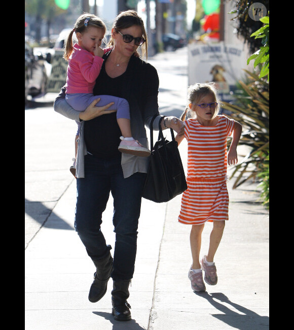 Jennifer Garner et ses deux adorables filles Violet et Seraphina, le 10 décembre 2011 à Los Angeles