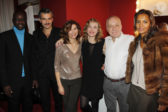 Karine Le Marchand et Lilian Thuram avec tous les comédiens de la pièce lors de la générale de la pièce Quadrille, au Théâtre Édouard VII à Paris, le 12 décembre 2011