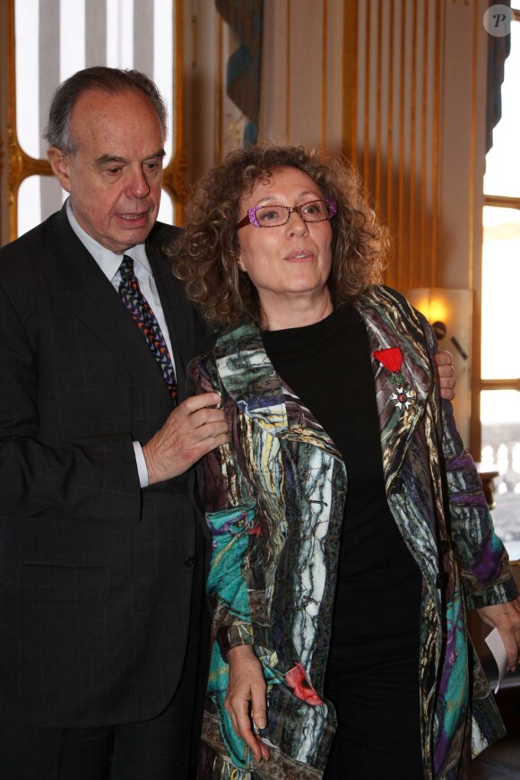 Frédéric Mitterrand épingle Mireille Dumas, à Paris, le 12 décembre 2011.