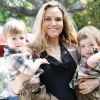 Brooke Mueller, l'ex-femme de Charlie Sheen, consent à se séparer de leurs jumeaux Bob et Max pour faire une nouvelle tentative en rehab' en décembre 2011.