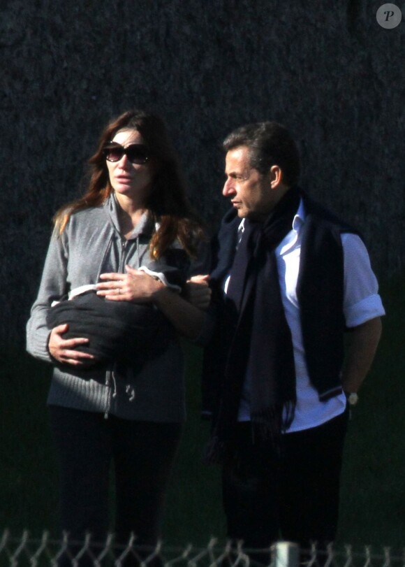 Carla et Nicolas Sarkozy à Versailles, fin octobre, lors d'une belle balade familiale avec la petite Giulia.