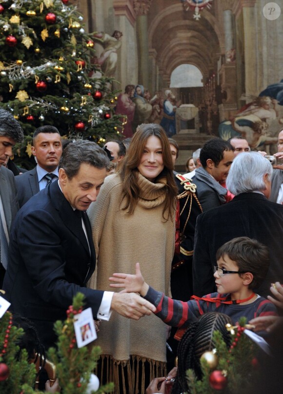 Carla et Nicolas Sarkozy ont donné le sourire à des centaines d'enfants pour le Noël de l'Elysée ce mercredi 14 décembre 2011