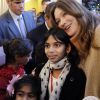 Carla Bruni Sarkozy a pris la pose avec les enfants lors du Noël de l'Elysée ce mercredi 14 décembre 2011