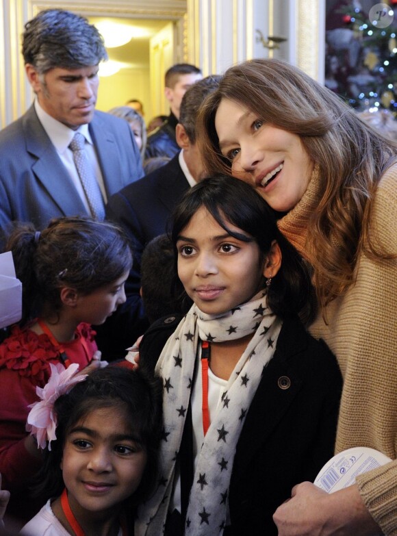 Carla Bruni Sarkozy a pris la pose avec les enfants lors du Noël de l'Elysée ce mercredi 14 décembre 2011