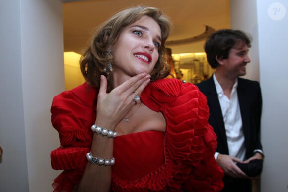 Natalia Vodianova porte ses propres bracelets, bague et boucles d'oreille, issus de sa collection The Russian Fairy Tale. Paris, le 14 décembre 2011.