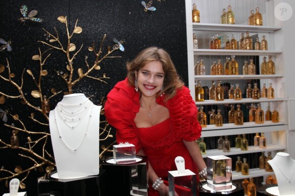 Natalia Vodianova dévoile The Russian Fairy Tale, sa collection de bijoux, à Paris le 14 décembre 2011.