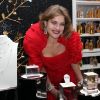 Natalia Vodianova, fière de ses créations, présente ses bijoux dans la boutique Guerlain à Paris, le 14 décembre 2011.
