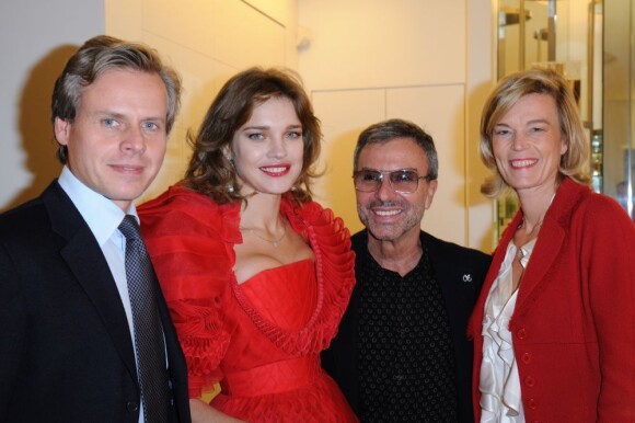 Entourée du PDG de Guerlain Laurent Boillot, du maquilleur Olivier Echaudemaison et de Sara Boillot, Natalia Vodianova présentait à Paris sa collection de bijoux. Le 14 décembre 2011.