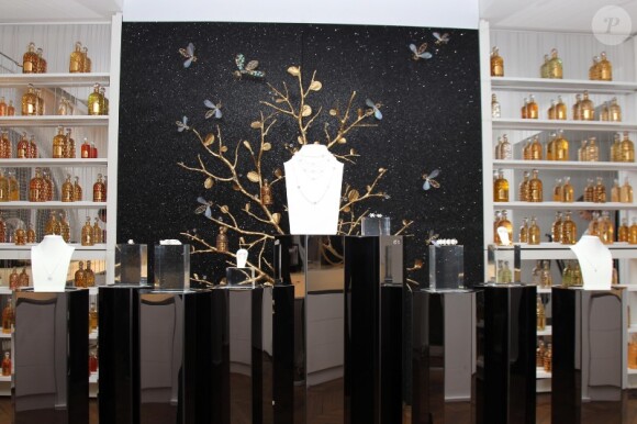 Les bijoux de Natalia Vodianova, exposés dans la boutique Guerlain pour le lancement de la ligne The Russian Fairy Tale.