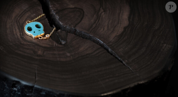 Anissa Khel présente sa collection de bijoux : ici, un ravissant bracelet 