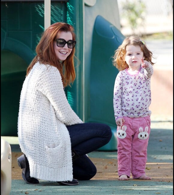 Alyson Hannigan et sa fille Satyana, deux ans, le 25 novembre 2011 à Los Angeles.