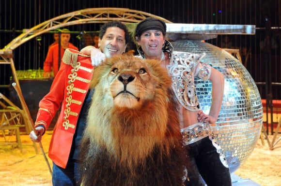 Smaïn et Frédéric Edelstein au cirque Pinder lors de la soirée "24 jours pour 24 enfants", à Paris, le 18 décembre 2011