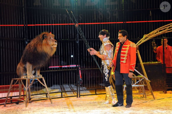 Smaïn et un lion au cirque Pinder lors de la soirée "24 jours pour 24 enfants", à Paris, le 18 décembre 2011