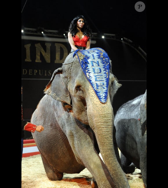 Mia Frye dompte les éléphants au cirque Pinder lors de la soirée "24 jours pour 24 enfants", à Paris, le 18 décembre 2011