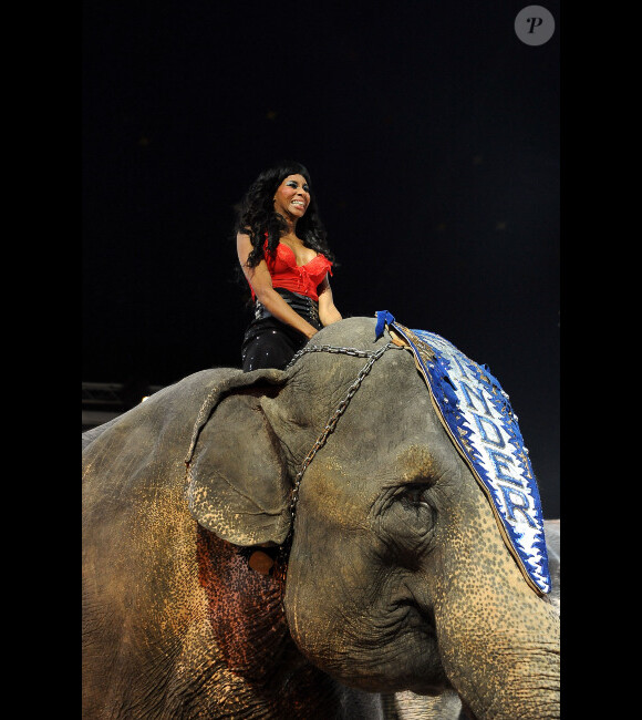 Mia Frye dompte les éléphants au cirque Pinder lors de la soirée "24 jours pour 24 enfants", à Paris, le 18 décembre 2011