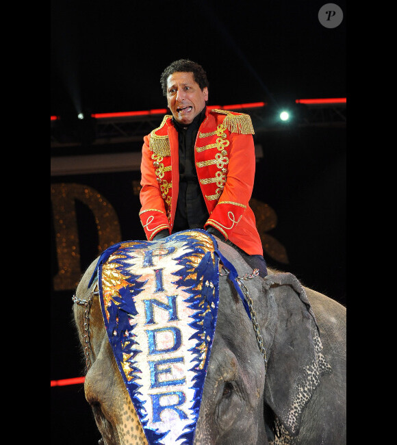 Smaïn effrayé au cirque Pinder lors de la soirée "24 jours pour 24 enfants", à Paris, le 18 décembre 2011