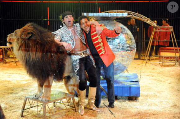 Smaïn et Frédéric Edelstein au cirque Pinder lors de la soirée "24 jours pour 24 enfants", à Paris, le 18 décembre 2011