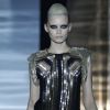Le top model Abbey Lee Kershaw défile pour Frida Giannini et la maison Gucci, qui mise à fond sur le duo noir et or pour sa collection printemps 2012.