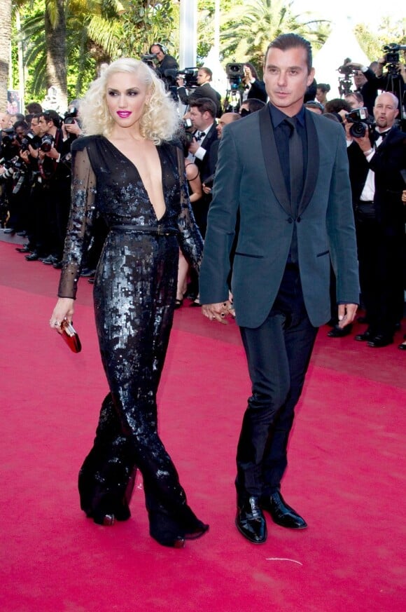 La chanteuse et créatrice de mode Gwen Stefani, accompagnée de son mari Gavin Rossdale, foule le tapis rouge de Cannes avec une combinaison en sequin au profond col V et transparente aux manches Stella McCartney.