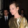 Kate Moss quitte le Ritz et la soirée Kate Moss For Fred avec un top doré Gucci, porté sur un legging et des Louboutin noirs.