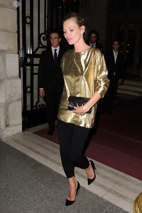 Kate Moss quitte le Ritz et la soirée Kate Moss For Fred avec un top doré Gucci, porté sur un legging et des Louboutin noirs.