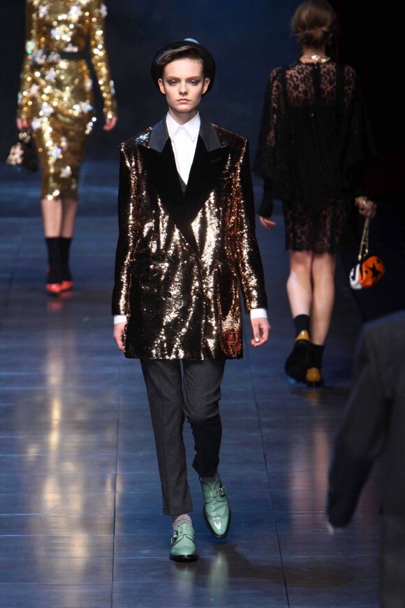 La garde-robe Dolce & Gabbana pour la saison automne-hiver 2012 est largement teintée de paillettes et de sequin.