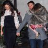 Katie Holmes, Suri et Tom Cruise sortent du restaurant où ils ont célébré le 33e anniversaire de Katie. Le 18 décembre à New York