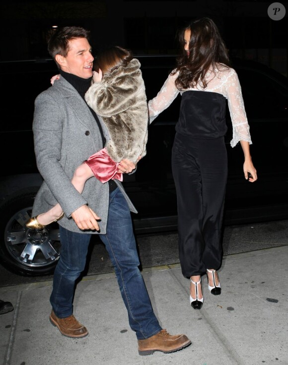 Katie Holmes, Suri et Tom Cruise sortent du restaurant où ils ont célébré le 33e anniversaire de Katie. Le 18 décembre à New York