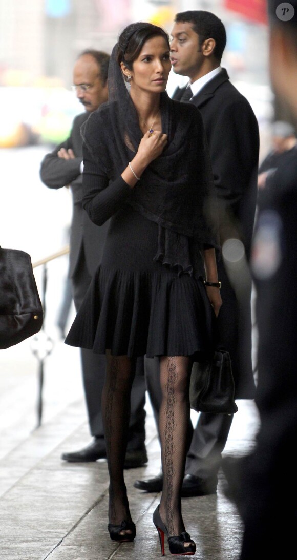 Padma Lakshmi aux obsèques de son ami Ted, décédé d'un cancer. Le 29 novembre 2011, à New York